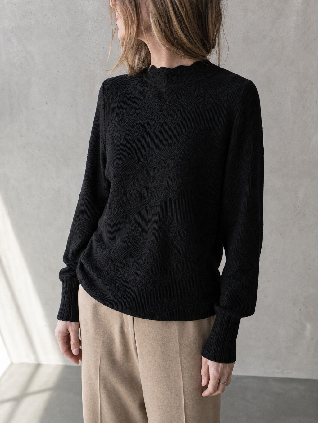 Elegant Jacquard Mock Neck Pullover for Women with a Modern, Timeless Design