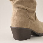 Comfortable Women's Western Boots for Cozy Autumn Days and Easy Styling