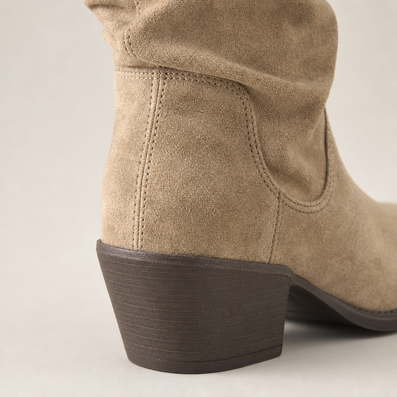 Comfortable Women's Western Boots for Cozy Autumn Days and Easy Styling