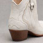 Elegant Women's Western Boots for a Sophisticated Autumn Look